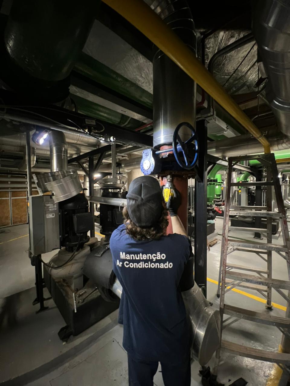 Válvula antiga substituída durante manutenção hidráulica